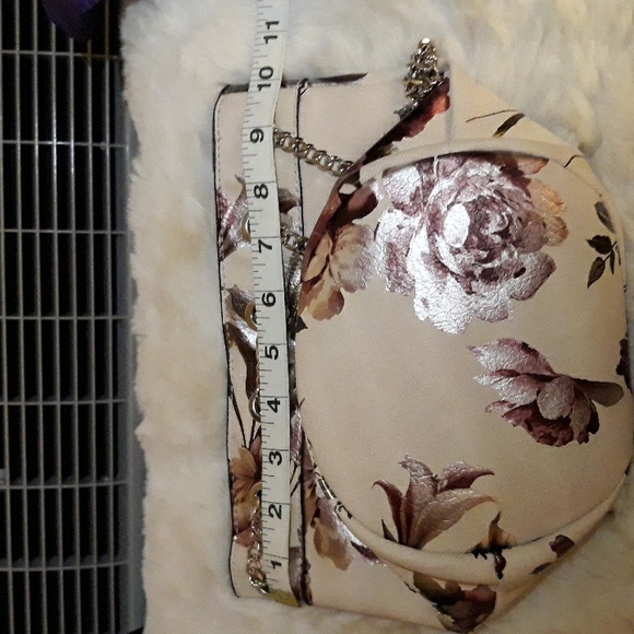 Pristine Condition Floral on Beige Background Chain Drawstring Tote - Small - Picture 6 of 6